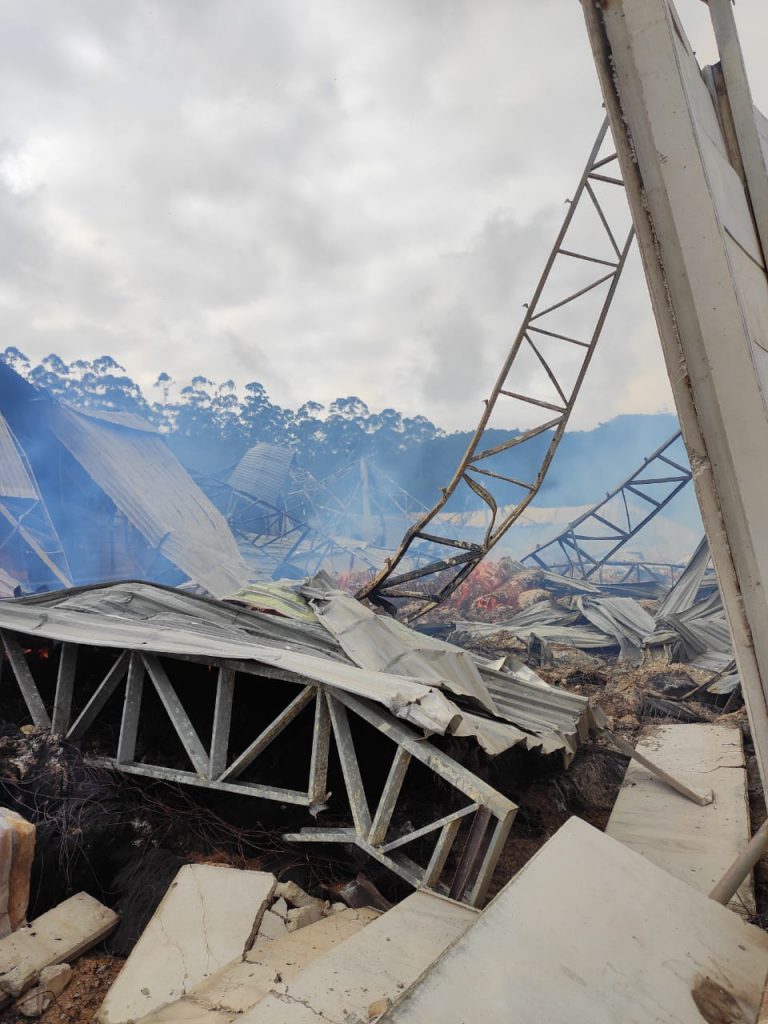 Incêndio de grandes proporções atinge Vargas Têxtil em Botuverá 